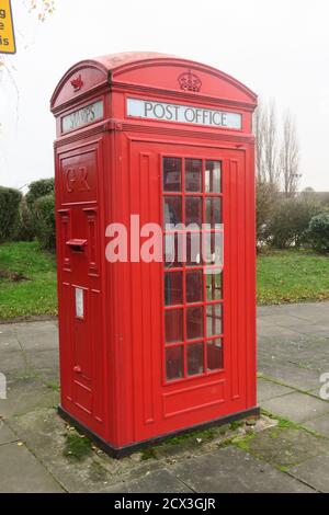 Warrington, Cheshire Angleterre, Royaume-Uni, UNE boîte téléphonique K4. Seulement 50 ont été jamais faits, et seulement 5 restent, qui ont tous des ordres de conservation de grade 2 énumérés. Ils ont été installés entre 1930 et 1935 et construits par Carron et Co à Falkirk, en Écosse. C'était une excellente idée, mais très bruyant pour tous ceux qui utilisent le téléphone à l'intérieur de la boîte, Et l'humidité a ruiné les timbres collants sur les rouleaux à l'intérieur de la machine.conçu par Sir Charles Gilbert Scott seulement 5 sur les 50 premiers survivent, celui-ci à Warrington, d'autres à Bewdley (Worcestershire), Roos (East Yorkshire), Frodsham (Cheshire) Banque D'Images