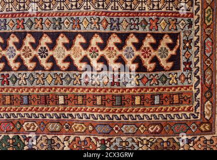 Détail de l'iconographie sur un tapis persan à vendre au bazar Vakil à Shiraz, Iran Banque D'Images