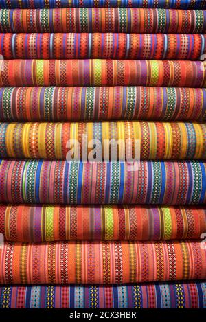 Pile de textilestissés colorés à vendre au bazar Vakil à Shiraz, Iran Banque D'Images