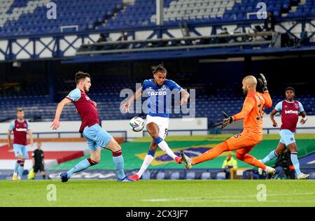 Dominic Calvert-Lewin d'Everton (au centre) marque le premier but du match de sa partie lors du quatrième tour de la Carabao Cup à Goodison Park, Liverpool. Banque D'Images