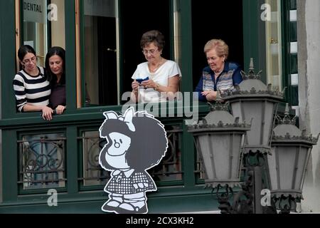 Oviedo, Principado de Asturias, España; 23/10/2014.- photo Archive.Quino, créateur de Mafalda et caricaturiste le plus international de la langue espagnole, meurt. La sculpture de Mafalda, dans le parc de San Francisco à Oviedo, a été dévoilée, le caractère international du caricaturiste et humoriste argentin Joaquín Salvador Lavado Tejón “Quino”, qui a reçu le Prix du Prince des Asturies 2014 pour la communication et les humanités pour sa dimension universelle photo: Juan Carlos Rojas/Picture Alliance | utilisation dans le monde entier Banque D'Images