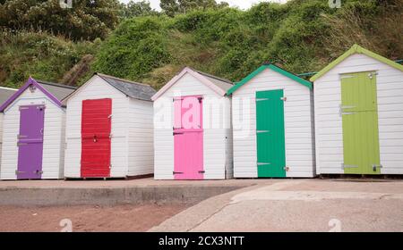 Huttes de plage colorées sur une plage de Torquay Banque D'Images