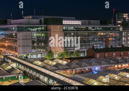 Nottingham, Angleterre - 26 octobre 2020 : la gare de Nottingham avec des passagers attendant sur la plate-forme, qui inclut le train East Midlands Banque D'Images