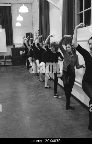 Années 1970, historique, groupe de jeunes femmes à un ballet ou à la danse garder la forme en classe pratiquant des mouvements, sud de Londres, Angleterre, Royaume-Uni. Les cours de ballerines effectués régulièrement augmentent la flexibilité et améliorent la posture et la coordination, ainsi que la fourniture d'une bonne séance d'entraînement. Banque D'Images