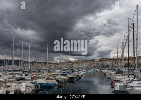 Nuages de tempête sombre sur la marina à Trieste, Friuli Venezia Giulia, Italie Banque D'Images