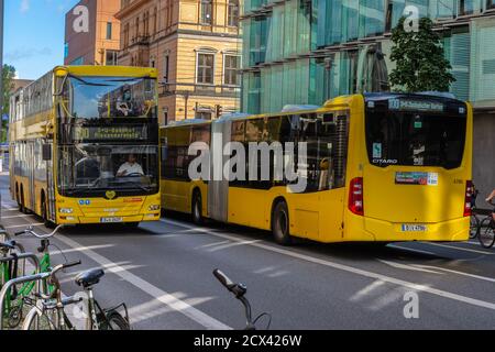 Deux bus BVG venant en sens inverse avec le même numéro de ligne Banque D'Images