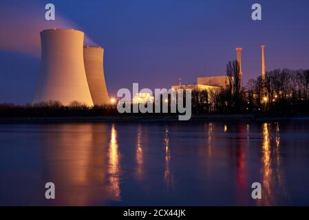 Centrale nucléaire de Philippsburg en Allemagne avec ses deux systèmes de refroidissement tours en fonctionnement Banque D'Images