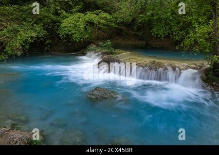 de petites cascades ont produit la rivière elsa dans le colle di val parc fluvial d'elsa toscane italie Banque D'Images