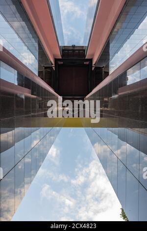 Carillon dans le Tiergarten de Berlin, pris directement d'en dessous en format portrait Banque D'Images