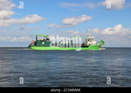 Bateau passant par l'embouchure de l'Elbe et la célèbre plate-forme d'observation Alte Liebe. Ici, la rivière Elbe coule dans la mer du Nord.Allemagne, Europe. Banque D'Images