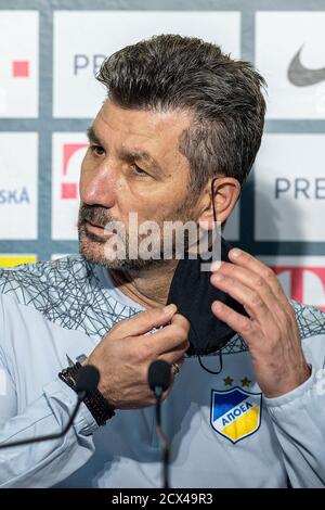 Liberec, République tchèque. 30 septembre 2020. L'entraîneur de l'APOEL Nicosie MARINOS OUZOUNDIS prend la parole lors de la conférence de presse avant le match de l'UEFA Europa League contre le Slovan Liberec à Liberec, République tchèque, le 30 septembre 2020. Crédit: Radek Petrasek/CTK photo/Alay Live News Banque D'Images