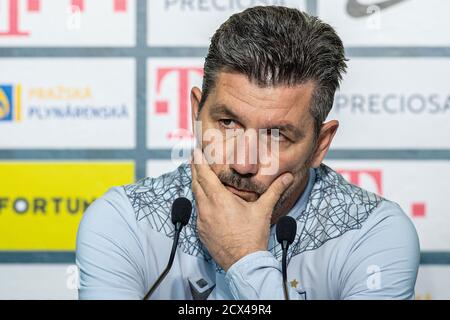 Liberec, République tchèque. 30 septembre 2020. L'entraîneur de l'APOEL Nicosie MARINOS OUZOUNDIS prend la parole lors de la conférence de presse avant le match de l'UEFA Europa League contre le Slovan Liberec à Liberec, République tchèque, le 30 septembre 2020. Crédit: Radek Petrasek/CTK photo/Alay Live News Banque D'Images