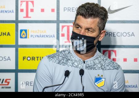 Liberec, République tchèque. 30 septembre 2020. L'entraîneur de l'APOEL Nicosie MARINOS OUZOUNDIS prend la parole lors de la conférence de presse avant le match de l'UEFA Europa League contre le Slovan Liberec à Liberec, République tchèque, le 30 septembre 2020. Crédit: Radek Petrasek/CTK photo/Alay Live News Banque D'Images