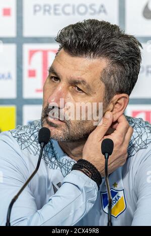 Liberec, République tchèque. 30 septembre 2020. L'entraîneur de l'APOEL Nicosie MARINOS OUZOUNDIS prend la parole lors de la conférence de presse avant le match de l'UEFA Europa League contre le Slovan Liberec à Liberec, République tchèque, le 30 septembre 2020. Crédit: Radek Petrasek/CTK photo/Alay Live News Banque D'Images