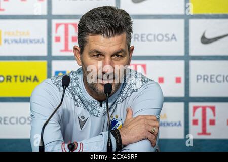 Liberec, République tchèque. 30 septembre 2020. L'entraîneur de l'APOEL Nicosie MARINOS OUZOUNDIS prend la parole lors de la conférence de presse avant le match de l'UEFA Europa League contre le Slovan Liberec à Liberec, République tchèque, le 30 septembre 2020. Crédit: Radek Petrasek/CTK photo/Alay Live News Banque D'Images