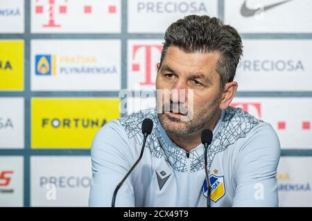 Liberec, République tchèque. 30 septembre 2020. L'entraîneur de l'APOEL Nicosie MARINOS OUZOUNDIS prend la parole lors de la conférence de presse avant le match de l'UEFA Europa League contre le Slovan Liberec à Liberec, République tchèque, le 30 septembre 2020. Crédit: Radek Petrasek/CTK photo/Alay Live News Banque D'Images