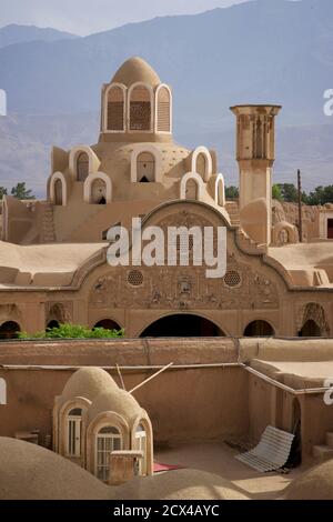 Architecture de toit ornée de la façade de la maison historique Borujerdi et du toit de la maison Tabatabaei à Kashan, Iran. Banque D'Images