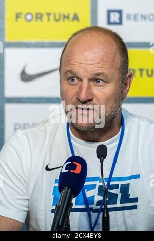 Liberec, République tchèque. 30 septembre 2020. L'entraîneur de Slovan Liberec PAVEL HOFTYCH prend la parole lors de la conférence de presse précédant le match de l'UEFA Europa League contre l'APOEL Nicosie à Liberec, République tchèque, le 30 septembre 2020. Crédit: Radek Petrasek/CTK photo/Alay Live News Banque D'Images