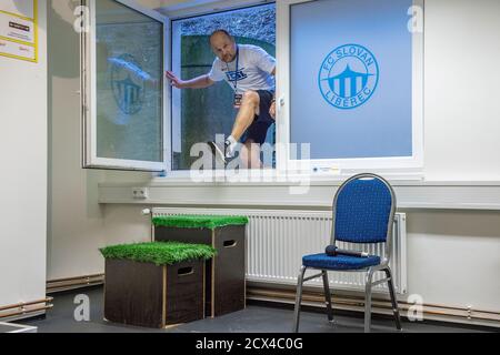 Liberec, République tchèque. 30 septembre 2020. L'entraîneur du FC Slovan Liberec PAVEL HOFTYCH vient à la conférence de presse avant le match de l'UEFA Europa League contre l'APOEL Nicosie à Liberec, République tchèque, le 30 septembre 2020. Crédit: Radek Petrasek/CTK photo/Alay Live News Banque D'Images