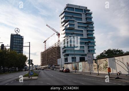 Berlin, Allemagne. 24 septembre 2020. La tour résidentielle de luxe « niveaux de vie » et le complexe résidentiel et hôtelier « Pier 61-63 », actuellement en construction, sont situés derrière la galerie East Side, sur le côté gauche de la photo, le siège de Mercedes Benz. Credit: Paul Zinken/dpa-Zentralbild/ZB/dpa/Alay Live News Banque D'Images