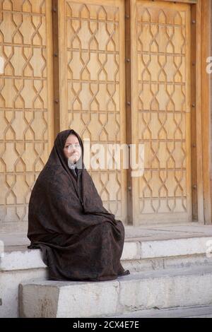 Femme iranienne amicale dans un chador à l'extérieur de la mosquée Imam. Ispahan, Iran. Banque D'Images