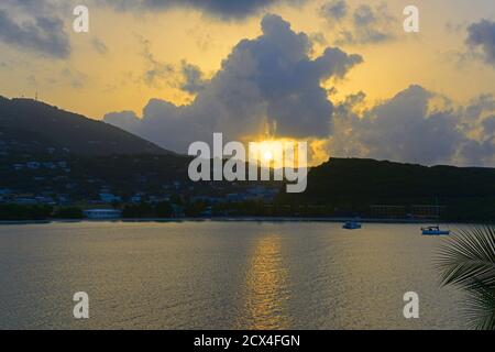 Lindbergh Bay Sunrise à Charlotte Amalie à l'île Saint-Thomas, Îles Vierges américaines, États-Unis. Banque D'Images