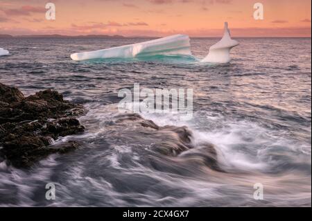 Canada, Maritimes, Terre-Neuve, Twillingate, Crow Head, iceberg et rivage Banque D'Images