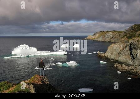 Canada, Maritimes, Terre-Neuve, Twillingate, Crow Head, homme et iceberg Banque D'Images