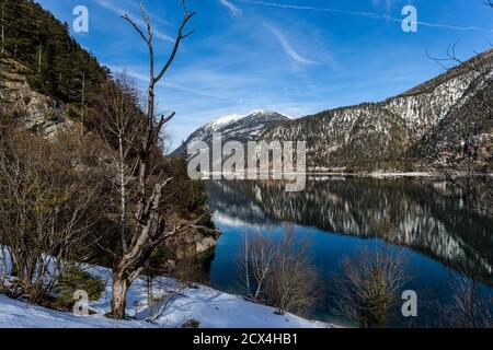 Von Pertisau führt ein Wanderweg entlang des sees in Richtung Norden, dahinter erhebt sich die Doppelspitze von Vorderunnütz und Hochunnütz mit über 2 Banque D'Images