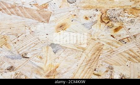 La tôle OSB est faite de copeaux de bois bruns pressés. Surfaces de mur de grenier. Matériel pour construire une maison Banque D'Images