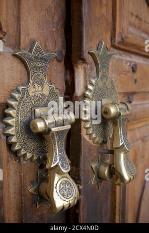 Knockers à porte en laiton, la mosquée Shah également connue sous le nom de mosquée Imam et mosquée Jame' Abbasi. Ispahan, Iran. Banque D'Images