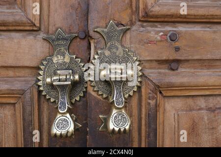 Knockers à porte en laiton, la mosquée Shah également connue sous le nom de mosquée Imam et mosquée Jame' Abbasi. Ispahan, Iran. Banque D'Images