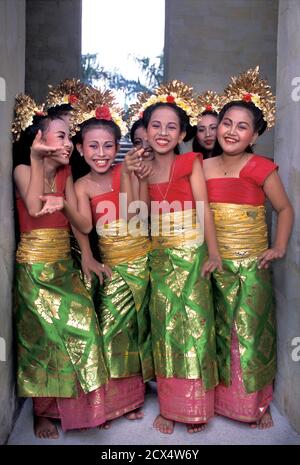 Un groupe de jeunes danseurs balinais aux couleurs vives. Se préparer à l'exécution. Ubud, Indonésie Banque D'Images