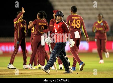 Tammy Beaumont, en Angleterre, se promène sur le terrain après avoir été pris par la nation des Chedean des Indes occidentales lors du cinquième match IT20 Vitality au terrain du comté d'Incora, Derby. Banque D'Images