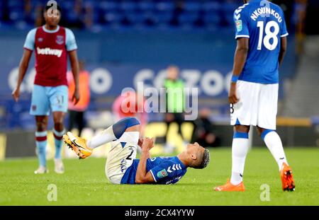 Le Richarlison d'Everton est blessé lors du quatrième match de la Carabao Cup à Goodison Park, à Liverpool. Banque D'Images