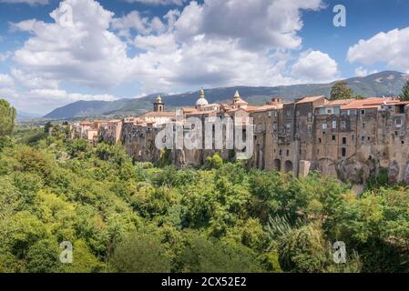 Vue sur Sant'Agata de Goti en Italie avec des nuages d'arbres et les bâtiments Banque D'Images