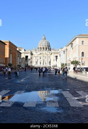 Rome, Italie. 16 octobre 2019. Reflet de la basilique Saint-Pierre (Cité du Vatican). Banque D'Images