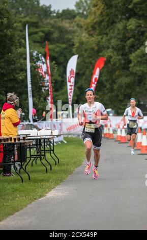 L'athlète professionnelle Katrina Matthews remporte le dernier événement de l'année au triathlon Thoresby Park X Outlaw Banque D'Images