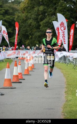 L'athlète professionnel, George Goodwin, remporte le dernier événement de l'année au triathlon Thoresby Park X Outlaw. Banque D'Images