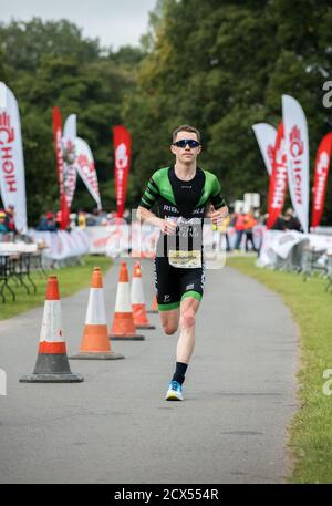 L'athlète professionnel, George Goodwin, remporte le dernier événement de l'année au triathlon Thoresby Park X Outlaw. Banque D'Images