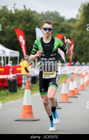 L'athlète professionnel, George Goodwin, remporte le dernier événement de l'année au triathlon Thoresby Park X Outlaw. Banque D'Images