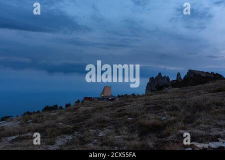 Téléphérique au bâtiment supérieur ai-Petri au crépuscule le 13 septembre 2020 Yalta Crimée. Les dents du mont ai-Petri sur fond de nuages bleus. Magnifique Banque D'Images