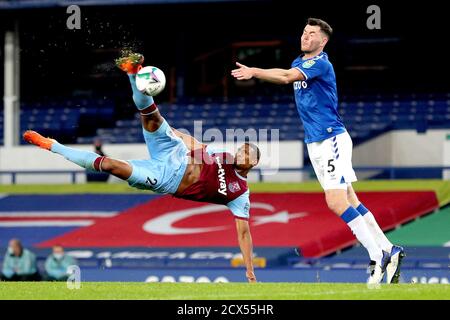 Sébastien Haller (à gauche), de West Ham United, a tiré sur le but lors du quatrième tour de la Carabao Cup à Goodison Park, à Liverpool. Banque D'Images