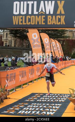 L'athlète professionnelle Katrina Matthews remporte le dernier événement de l'année au triathlon Thoresby Park X Outlaw Banque D'Images