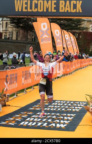 L'athlète professionnelle Katrina Matthews remporte le dernier événement de l'année au triathlon Thoresby Park X Outlaw Banque D'Images