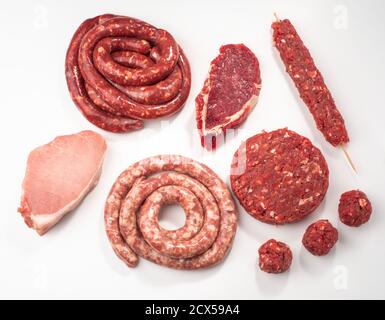 Vue de dessus sur les produits de viande semi-finis assortis sur le dos blanc Banque D'Images