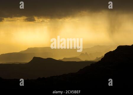 Contreforts des montagnes du Simien en lumière dorée au coucher du soleil. Près de l'Éthiopie, écorcer Banque D'Images