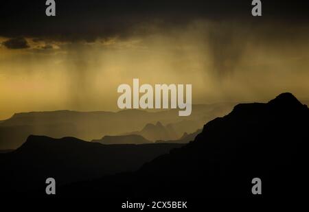 Contreforts des montagnes du Simien en lumière dorée au coucher du soleil. Près de l'Éthiopie, écorcer Banque D'Images