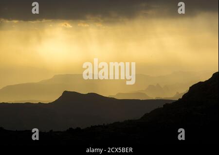 Contreforts des montagnes du Simien en lumière dorée au coucher du soleil. Près de l'Éthiopie, écorcer Banque D'Images