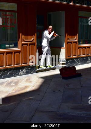 A Coruña, Espagne. 20 juin 2020. Violoniste jouant sur main Street ou Calle Real. Banque D'Images